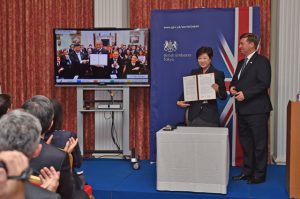 Governor Koike signs MoU with Lord Mayor of London